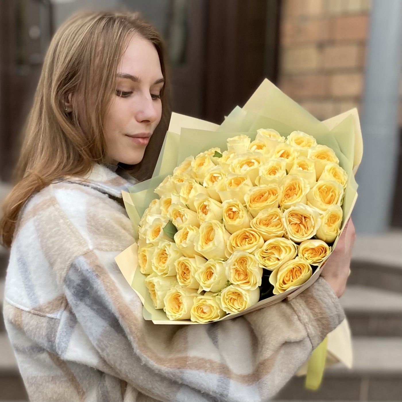 51 пионовидная лимонная роза Баттеркап 35 см